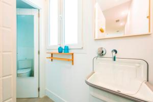 A bathroom at Be Mate Gran Vía Suites