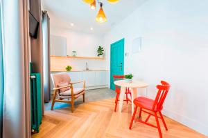 A kitchen or kitchenette at Be Mate Gran Vía Suites