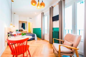 A television and/or entertainment centre at Be Mate Gran Vía Suites