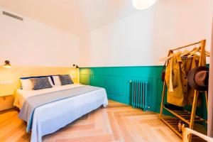 A bed or beds in a room at Be Mate Gran Vía Suites