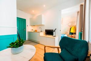 A kitchen or kitchenette at Be Mate Gran Vía Suites