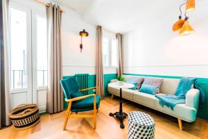 A seating area at Be Mate Gran Vía Suites