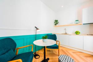 A seating area at Be Mate Gran Vía Suites