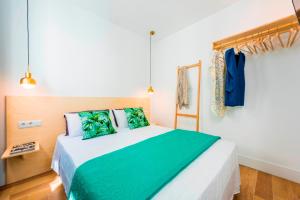 A bed or beds in a room at Be Mate Gran Vía Suites