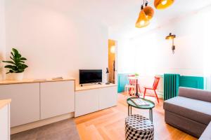 A television and/or entertainment centre at Be Mate Gran Vía Suites