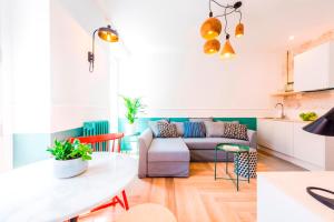 A seating area at Be Mate Gran Vía Suites