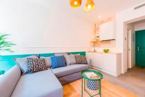 A seating area at Be Mate Gran Vía Suites