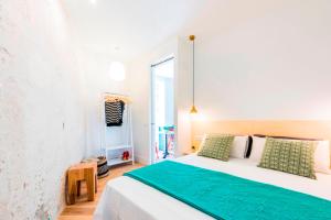 A bed or beds in a room at Be Mate Gran Vía Suites