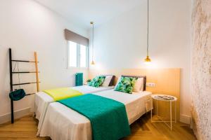 1 dormitorio con 2 camas y ventana en Be Mate Gran Vía Suites en Madrid