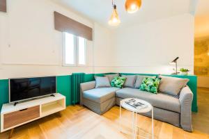 A television and/or entertainment centre at Be Mate Gran Vía Suites