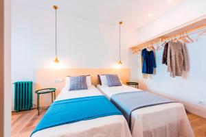 A bed or beds in a room at Be Mate Gran Vía Suites