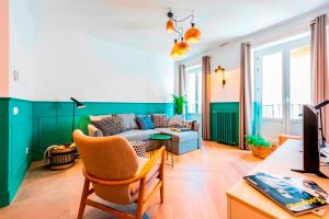 A seating area at Be Mate Gran Vía Suites
