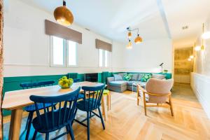 A seating area at Be Mate Gran Vía Suites