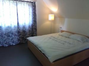 Ένα ή περισσότερα κρεβάτια σε δωμάτιο στο Mežezera stāsts