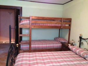 Scapoli的住宿－Il borgo 28，一间卧室配有两张双层床和一张床