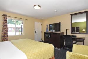 um quarto de hotel com uma cama e uma secretária em Ardsley Acres Hotel Court em Ardsley