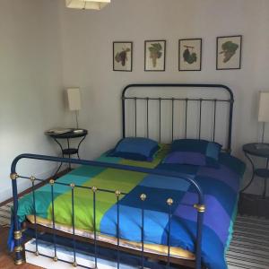 - une chambre dotée d'un lit avec des draps bleus et verts dans l'établissement Château Régaldo-Saint Blancard, à Salleboeuf