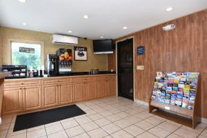 a coffee shop with a counter and a cash register at Ardsley Acres Hotel Court in Ardsley