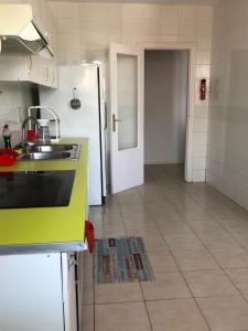Kuchyňa alebo kuchynka v ubytovaní Apartamento Puerto de Sagunto Playa