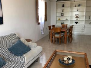 A seating area at Apartamento Puerto de Sagunto Playa