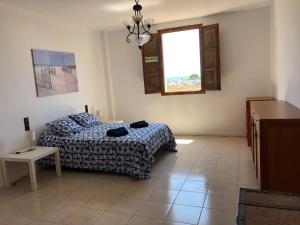 een slaapkamer met een bed en een raam bij Apartamento Puerto de Sagunto Playa in Puerto de Sagunto