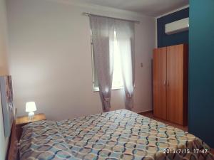 1 dormitorio con cama y ventana en Santa e Maria Affittacamere, en Lamezia Terme