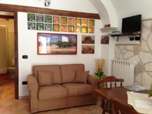 Il Borgo 19 في Scapoli: غرفة معيشة مع أريكة وطاولة