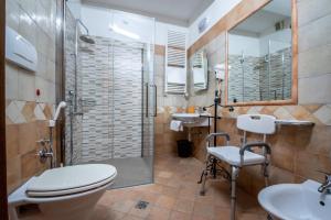 Koupelna v ubytování Hotel Sole + 37 fotografií