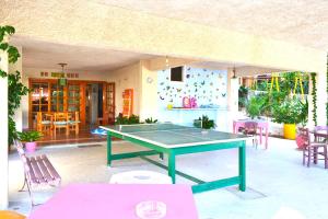 Taula de ping-pong a Oniro Apartments o a prop