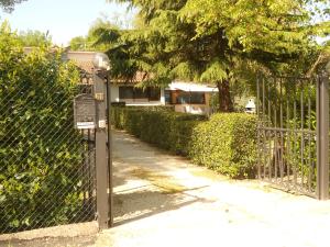 a fence with a parking meter in front of a gate at B&B La Quercia in Orte