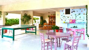 ein Zimmer mit Tischen und Stühlen und einer Wand mit Schmetterlingen in der Unterkunft Oniro Apartments in Xiropigado