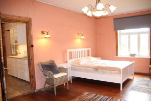 sypialnia z łóżkiem, krzesłem i lustrem w obiekcie Posti 22 külaliskorter w mieście Haapsalu