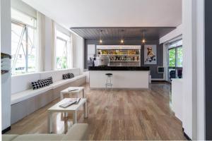 sala de estar con cocina y bar en Hotel Promenade, en Gabicce Mare