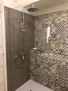 una ducha con puerta de cristal en un baño en Casa Rosy, en Tremosine Sul Garda