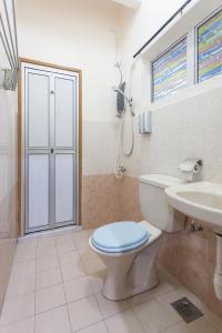 ein Badezimmer mit Toilette und Waschbecken in der Unterkunft Gunung View Homestay 10 to 12 pax near Sunway Tambun in Ipoh