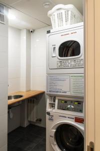 een wasruimte met een wasmachine en droger bij Hostel Catedral Burgos in Burgos