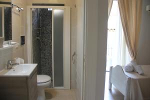 卡塔尼亞的住宿－B&b Cityfair，带淋浴、卫生间和盥洗盆的浴室