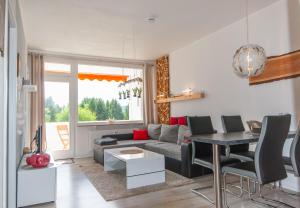 sala de estar con sofá y mesa en Modern & schöner Ausblick, en Hahnenklee-Bockswiese