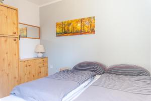 1 dormitorio con 1 cama y una foto en la pared en Modern & schöner Ausblick, en Hahnenklee-Bockswiese