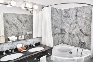 Koupelna v ubytování Relais Casali della Cisterna