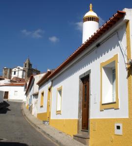 un faro en la parte superior de un edificio con una calle en Os 5 Sentidos, en Mourão