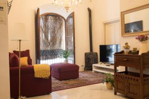 uma sala de estar com um sofá e uma televisão em Cordoba COol Vailima em Córdoba