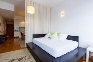 Un dormitorio con una cama grande con sábanas blancas. en Edifício Portughabit, en Viana do Castelo 43 fotos más