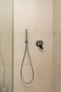 eine Dusche mit Duschkopf in einem Badezimmer in der Unterkunft Lindian Ethos in Lindos + 87 Fotos