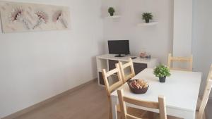 Telewizja i/lub zestaw kina domowego w obiekcie APARTAMENTOS DAYMA