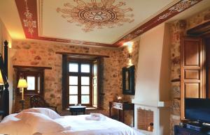 利昂尼迪翁的住宿－阿爾衝提古奇歐提酒店，一间卧室配有一张床和一台电视
