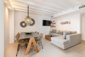 ein Wohnzimmer mit Tisch und Couch in der Unterkunft Lindian Ethos in Lindos