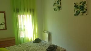 Łóżko lub łóżka w pokoju w obiekcie APARTAMENTOS DAYMA