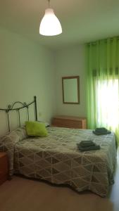 Łóżko lub łóżka w pokoju w obiekcie APARTAMENTOS DAYMA