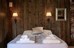 Postel nebo postele na pokoji v ubytování Dragsvik Fjordhotel + 26 fotografií